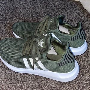 Adidas never worn tennis shoes